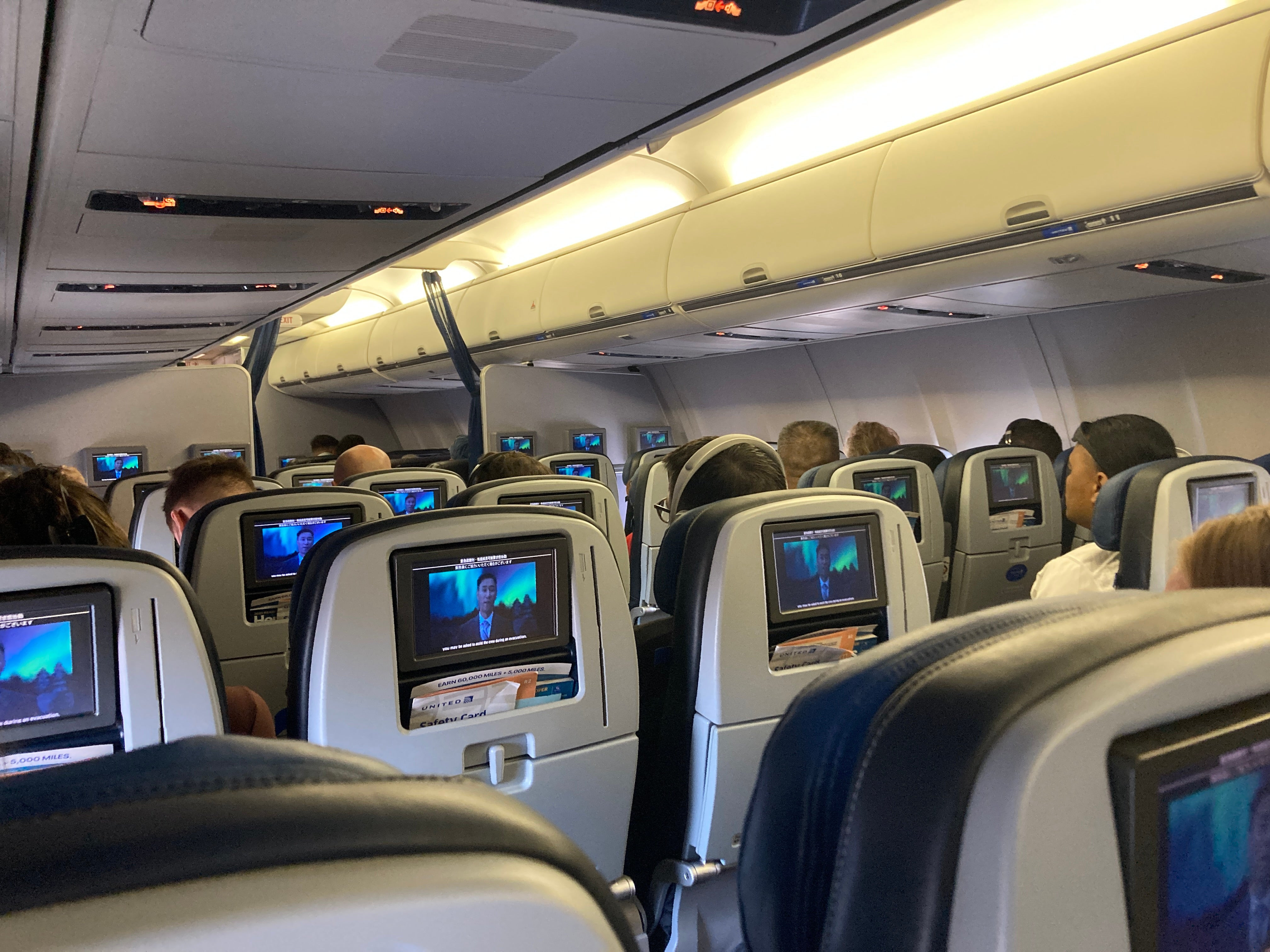 United Airlines economy cabin on a B737-800